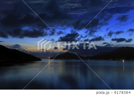 日没直後の入り江 9178364