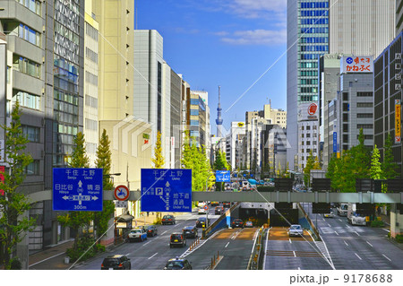 銀座東七丁目からの昭和通りと東京スカイツリーの写真素材