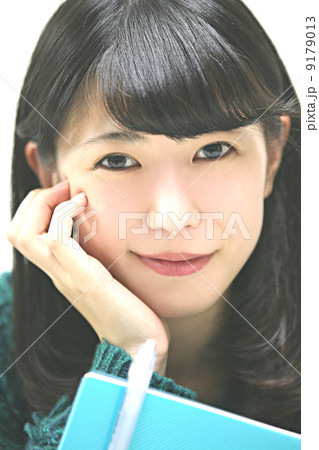 ノートを持つ女性 ノートを持つ女性 9179013