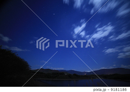 双子座流星群の夜　星空の写真素材　 9181186