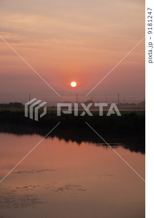 朝靄けむる出雲平野の夜明け 9181247