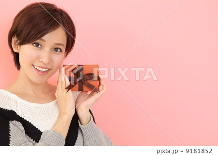 プレゼントを渡す女性 9181852