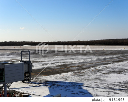 釧路空港のボーディングブリッジ 9181963