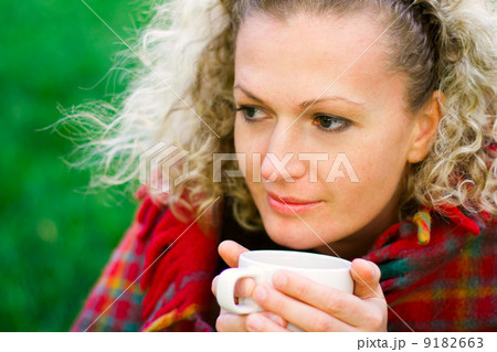 woman holding a cup 9182663