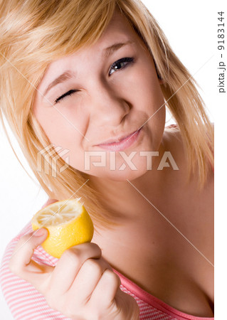 young girl holding lemon 9183144