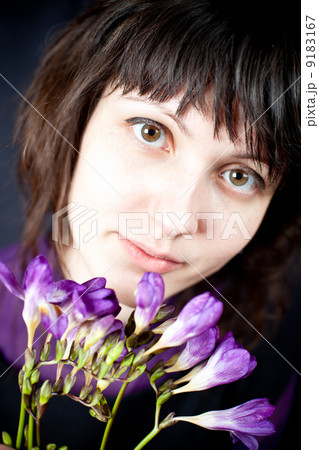 woman with purple flowers 9183167