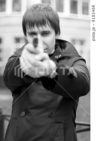 man with gun 9183466