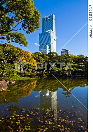 あべのハルカスと日本庭園 あべのハルカスと日本庭園 9183517
