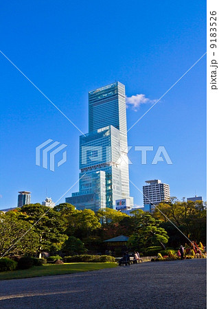 あべのハルカスと日本庭園 9183526