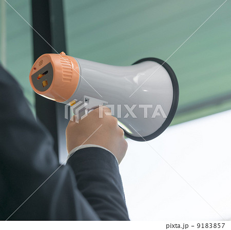 拡声器を持つ女性 9183857