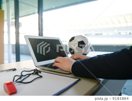 パソコンをする女性 パソコンをする女性 9183864