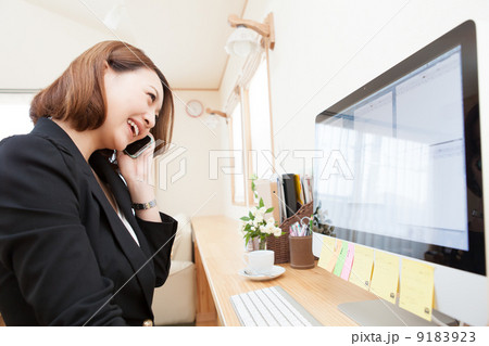 パソコンと若い女性 パソコンと若い女性 9183923