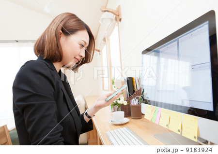 パソコンと若い女性 9183924