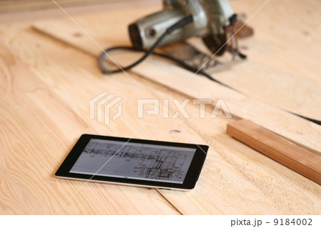 タブレットと丸のこ 9184002