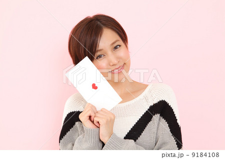 手紙を出す女性 9184108