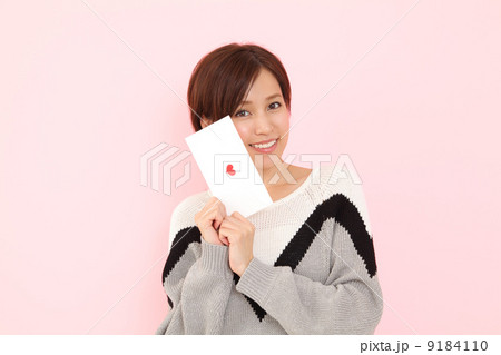 手紙を渡す女性 手紙を渡す女性 9184110