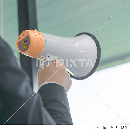 拡声器で呼びかけるビジネスパーソン 拡声器で呼びかけるビジネスパーソン 9184486