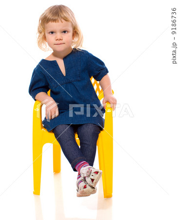 Little girl sitting 9186736
