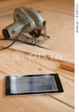 大工仕事とタブレット 9189131