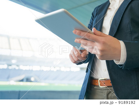 スタジアムの女性 9189192