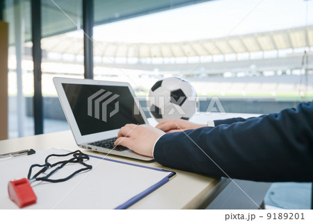 パソコンをする女性 9189201