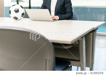 女性スタッフ 9189209