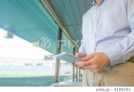 タブレットを持つビジネスマン 9189291