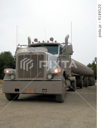 大型タンクローリー（米国アラスカ州） 9189520