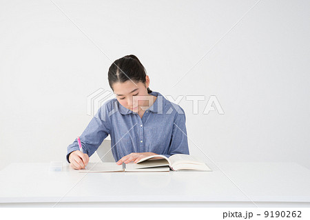 勉強する小学生 9190262