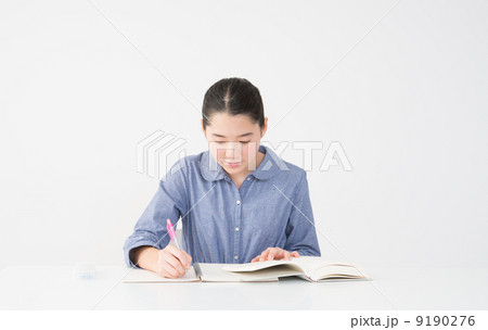 勉強する小学生 9190276