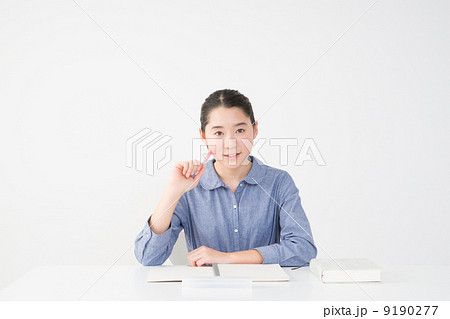 勉強する小学生 9190277