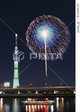 スカイツリーと花火（合成） 9190619