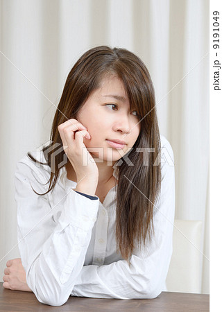 落ち込む若い女性 9191049