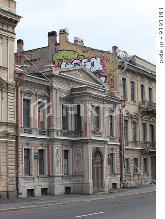 old house in the classical style 9191393