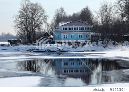 House on the river bank 9191394