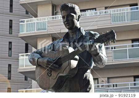 エルヴィス・プレスリーの銅像（兵庫県神戸市中央区東川崎町） 9192119