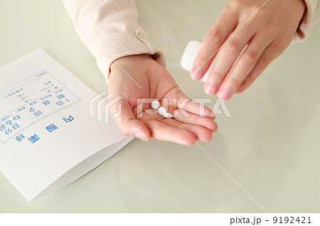 薬を飲む手 9192421