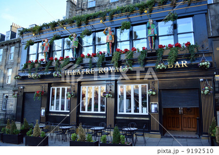 エディンバラ新市街の陽気なパブ 9192510