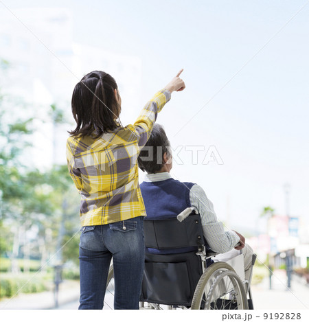 車椅子に乗るシニア男性と女の子 9192828