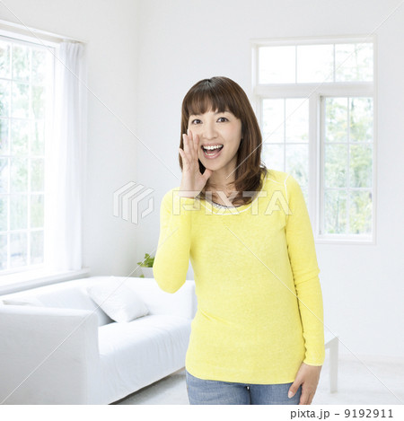 呼びかける中高年女性 9192911