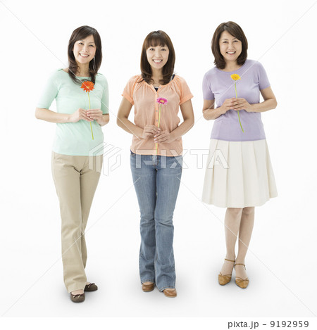 花を持って立つ3人の中高年女性 9192959