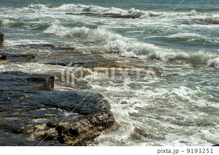 Sea waves beating against the rocks. 9193251
