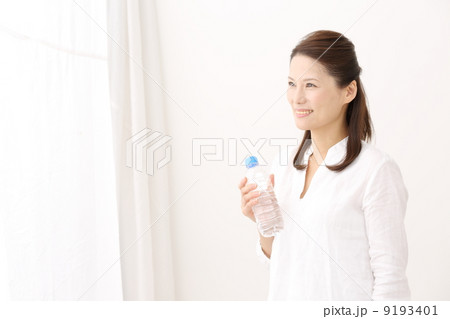 ミネラルウオーターを飲む女性 ミネラルウオーターを飲む女性 9193401