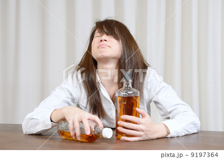 アルコール中毒の若い女性 アルコール中毒の若い女性 9197364