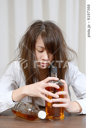 アルコール中毒の若い女性 9197366