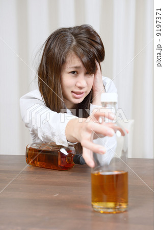 アルコール中毒の若い女性 アルコール中毒の若い女性 9197371