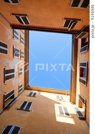 Italian square urban yard 9198986
