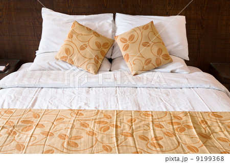double bed in bedroom 9199368