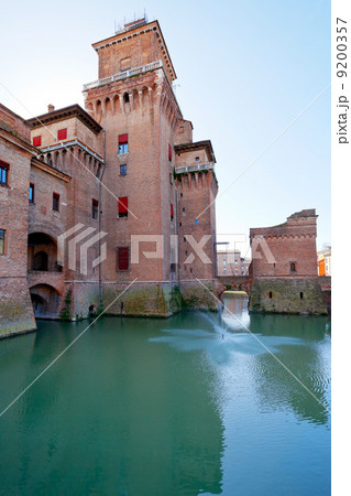 side view of moat and Castello Estense in Ferrara, 9200357