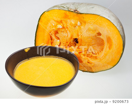 soup in black tureen and half of of pumpkin 9200673